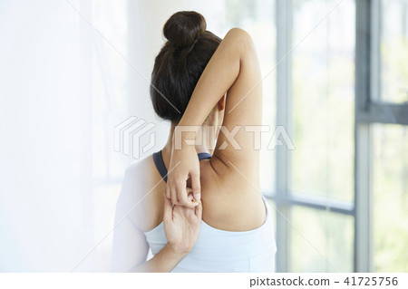 gym, young woman 41725756