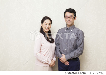 中間的一對 41725792