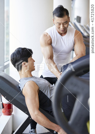 gym, exercise, trainer, young man 41725820