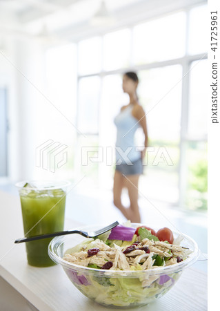 gym, young woman 41725961
