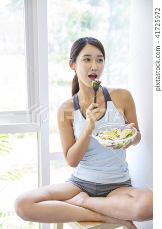 gym, young woman 41725972