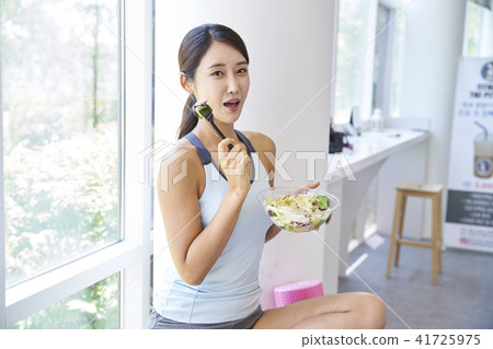 gym, young woman 41725975