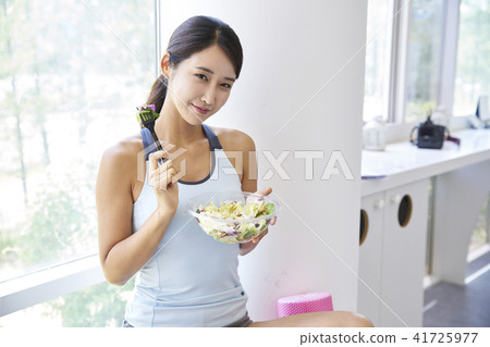 gym, young woman 41725977