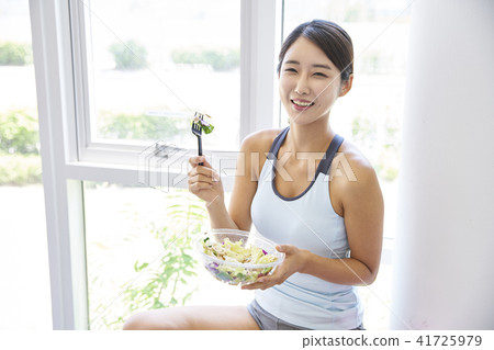 gym, young woman 41725979