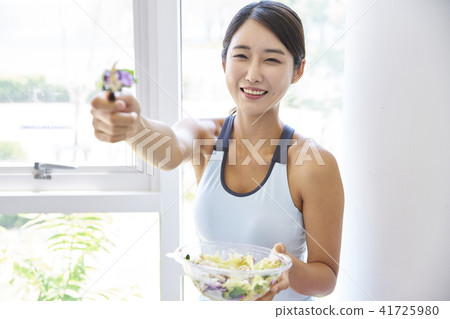 gym, young woman 41725980