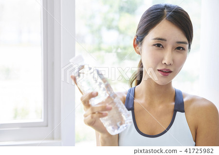 gym, young woman 41725982