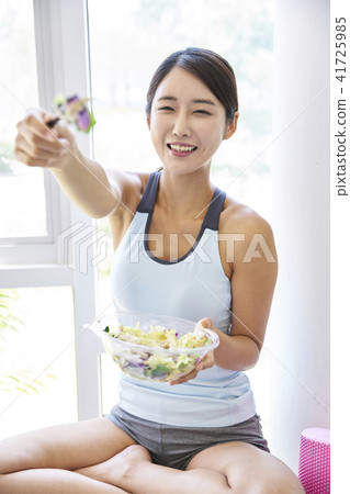 gym, young woman 41725985