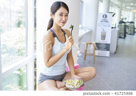 gym, young woman 41725986