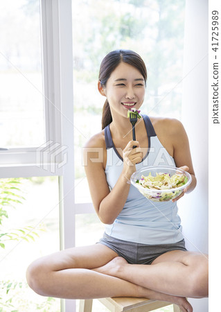 gym, young woman 41725989