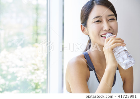 gym, young woman 41725991