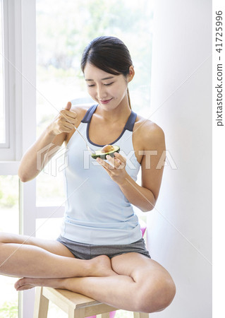 gym, young woman 41725996