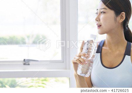 gym, young woman 41726025