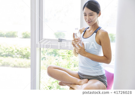 gym, young woman 41726028