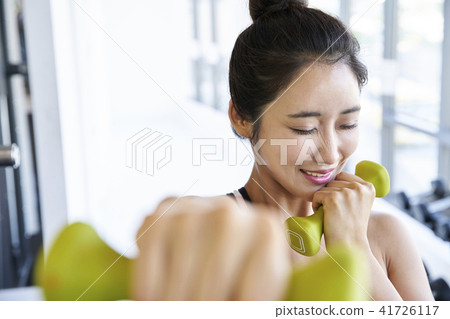健身房，年輕女子 41726117