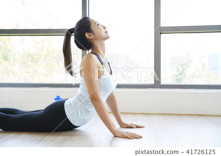 gym, young woman 41726125