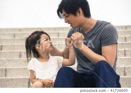 人，女兒，父親，家庭，家庭，朋友，男人，女孩，兒童，老爸，老爸，父親，父母，肖像 41726695