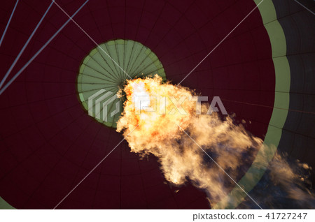 The flame of a gas burner inflates a balloon 41727247
