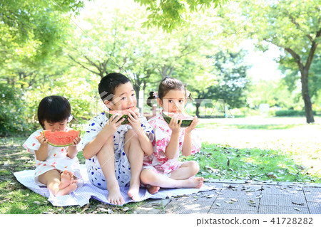 Children who eat watermelons Children who eat watermelons 41728282