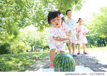 孩子們享受西瓜分裂 孩子們享受西瓜分裂 41728659