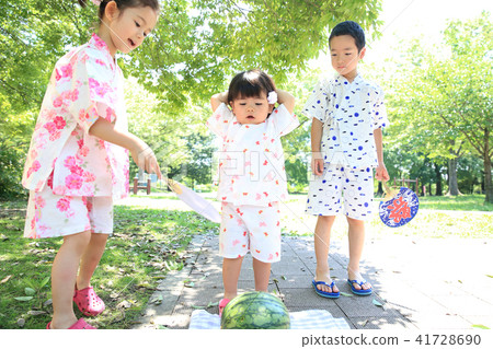孩子們享受西瓜分裂 孩子們享受西瓜分裂 41728690