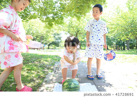 孩子們享受西瓜分裂 孩子們享受西瓜分裂 41728691