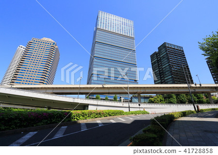 十字路口和高層建築 十字路口和高層建築 41728858