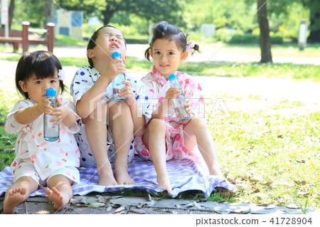 孩子喝ramune 孩子喝ramune 41728904