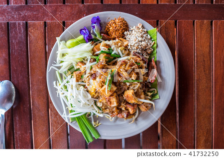Pad Thai of Noodle stir-fried with meat 41732250