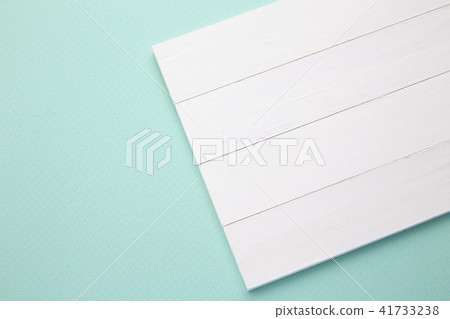 White Petit Secret Image White Petit Secret Image 41733238