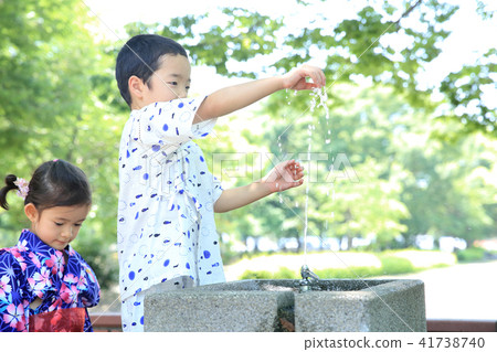 孩子們喝水 孩子們喝水 41738740