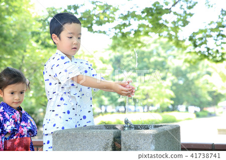 孩子們喝水 孩子們喝水 41738741