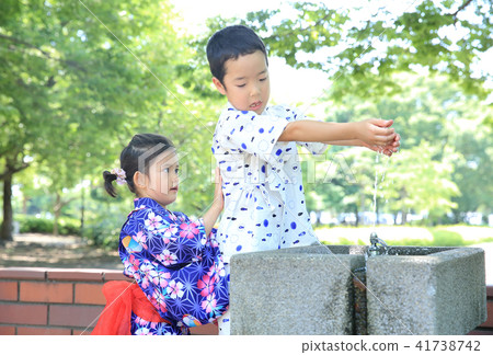 孩子們喝水 孩子們喝水 41738742