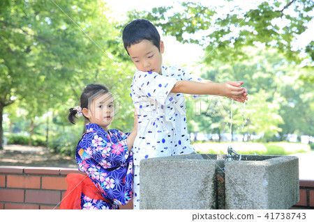 孩子們喝水 孩子們喝水 41738743