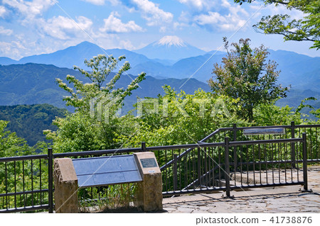 從高尾山山頂俯瞰的富士山 照片素材 圖片 圖庫