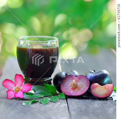 fresh plums juice on a wooden background 41739716