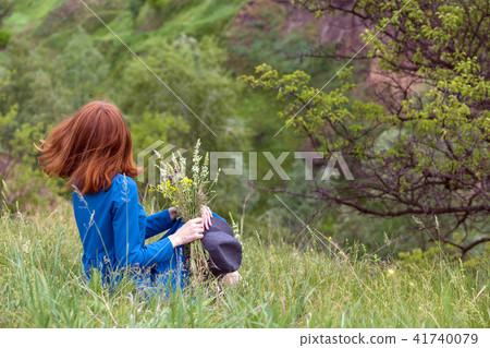 girl walks outdoor 41740079