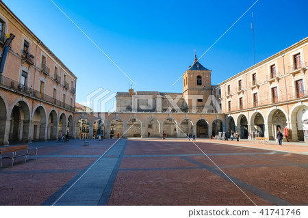Avila Mayor Square (Mercado and Chico square) 41741746
