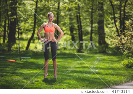 Cheerful lady is tiptoeing on grass 41743114