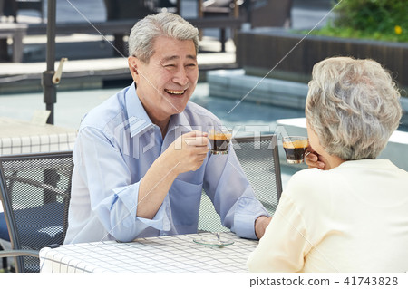 Senior Cafe Dating 41743828