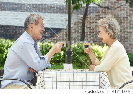 Senior Cafe Dating 41743829