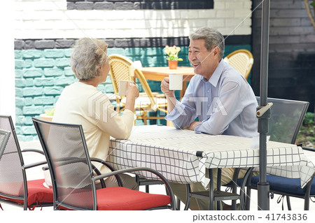 Senior Cafe Dating 41743836