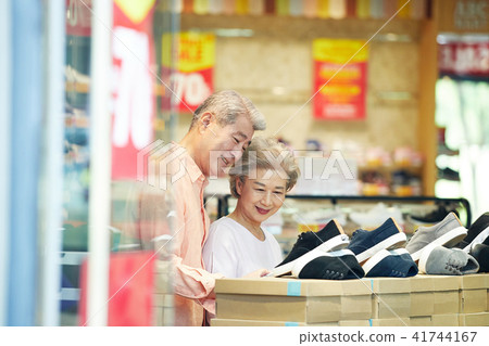 Senior Happy Shopping Senior Happy Shopping 41744167