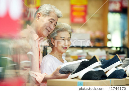 Senior Happy Shopping 41744170