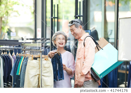 Senior Happy Shopping 41744176