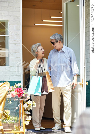 Senior Happy Shopping Senior Happy Shopping 41744179