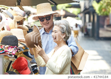 Senior Happy Shopping 41744184