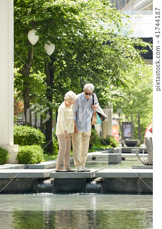 Senior Happy Shopping 41744187