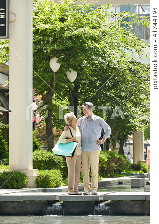 Senior Happy Shopping 41744193