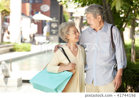 Senior Happy Shopping 41744198