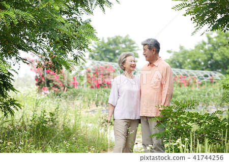 高級約會老夫妻悠閒退休生活 高級約會老夫妻悠閒退休生活 41744256